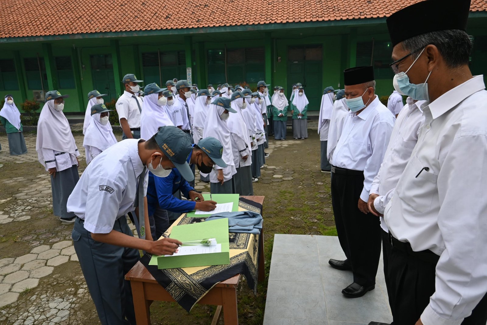 MAN 1 Bekasi Gelar Upacara Perdana dan Sartijab OSIS/MPK Baru MAN 1 Bekasi Gelar Upacara Perdana dan Sartijab OSIS/MPK Baru