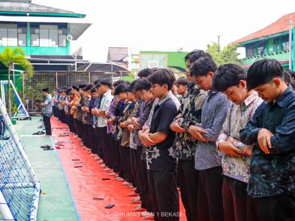 Peringatan Hari Guru di MAN 1 Bekasi Diselimuti Duka: Apel Haru dan Sholat Ghaib untuk Sang Pendidik Teladan