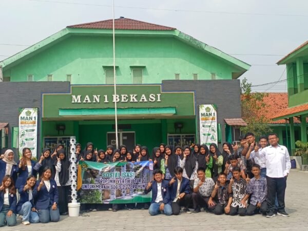 MAN 1 Bekasi dan President University Kenalkan Hidroponik Vertikultur untuk Dukung Ketahanan Pangan
